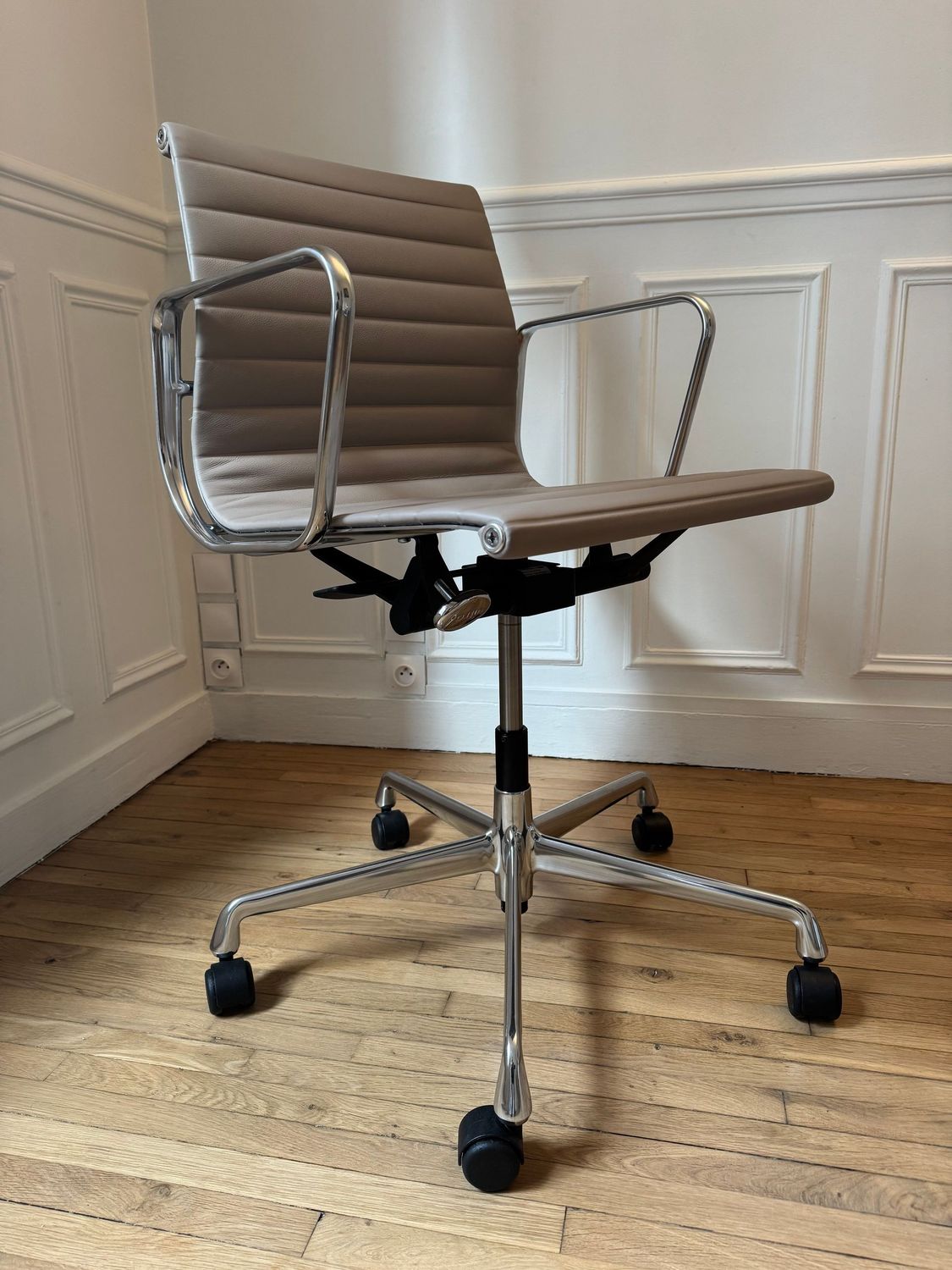 VITRA - Fauteuil EA 117