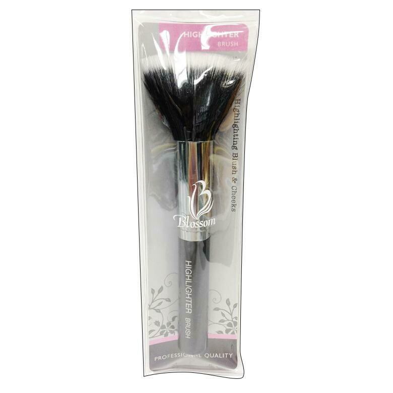 BLOSSOM HIGHLIGHTER BRUSH