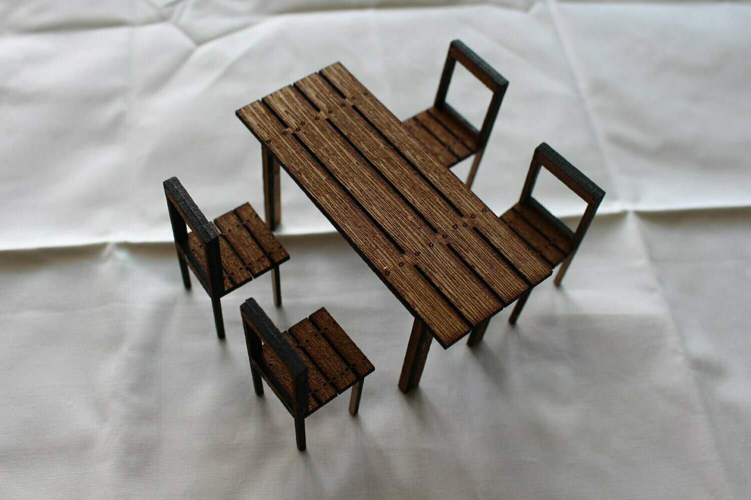 Holztisch mit 4 Stühlen