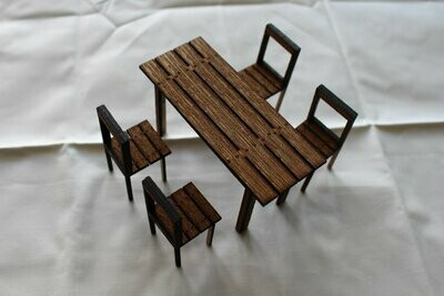 Holztisch mit 4 Stühlen
