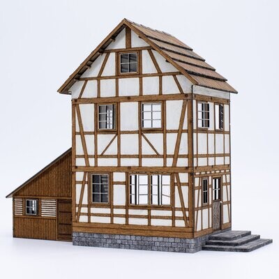 Fachwerkhaus mit Holzschuppen