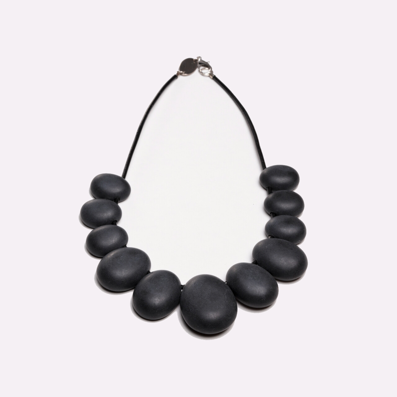 Colar Curto Bolas Ovaladas Preto