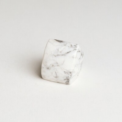 Anel Howlite