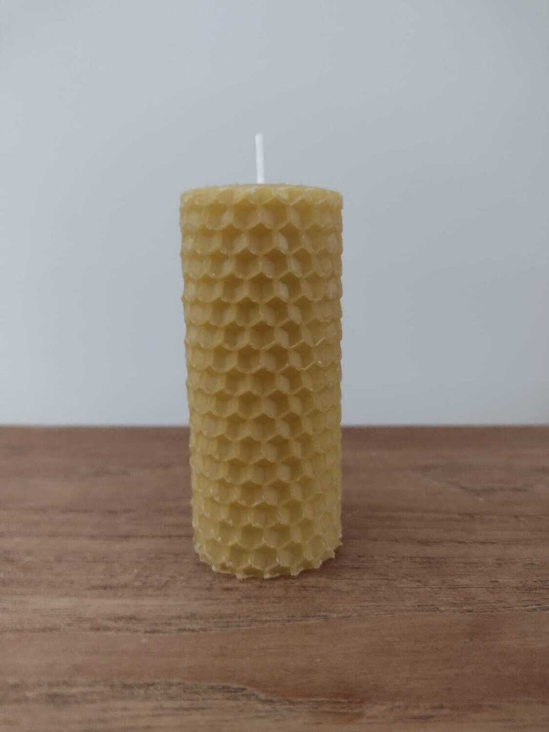 Candela cilindrica "Alveare" in cera d'api naturale