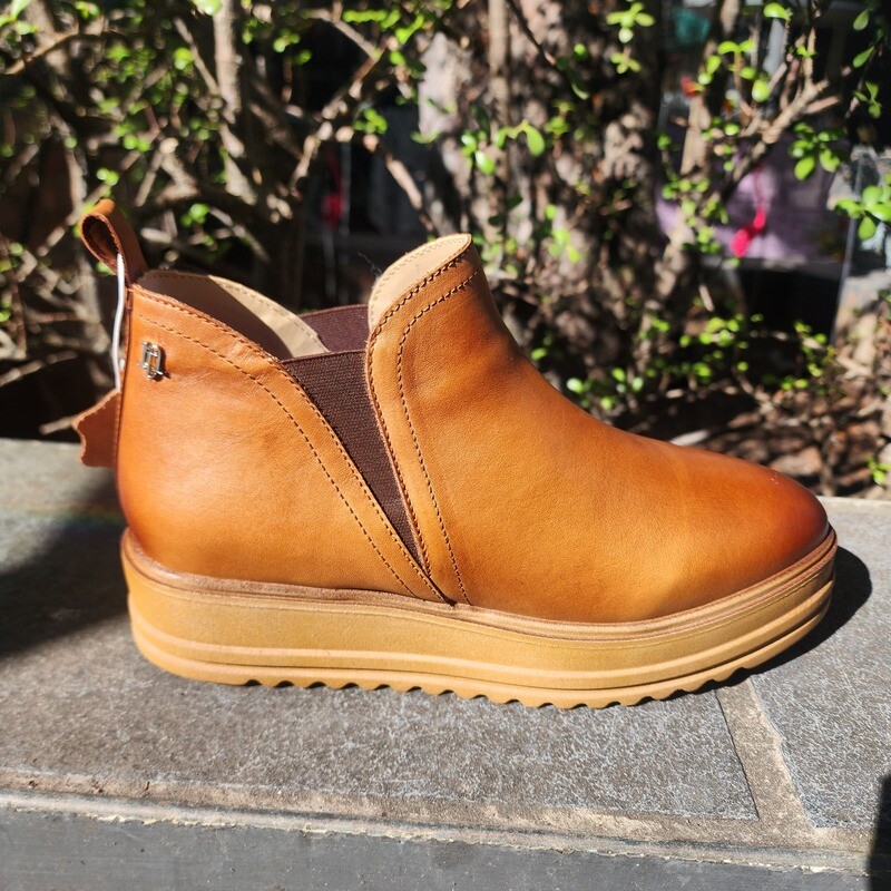 Nicci Tyler Veniz 1 Tan Boot