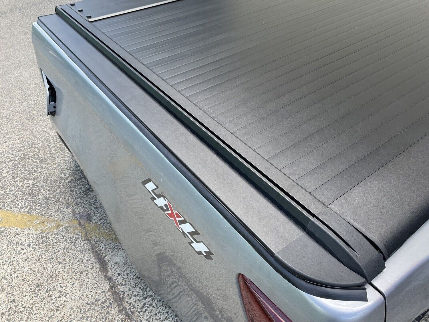 Nissan Navara NP300 2015 - ON  Manual Roller Lid/ Tonneau