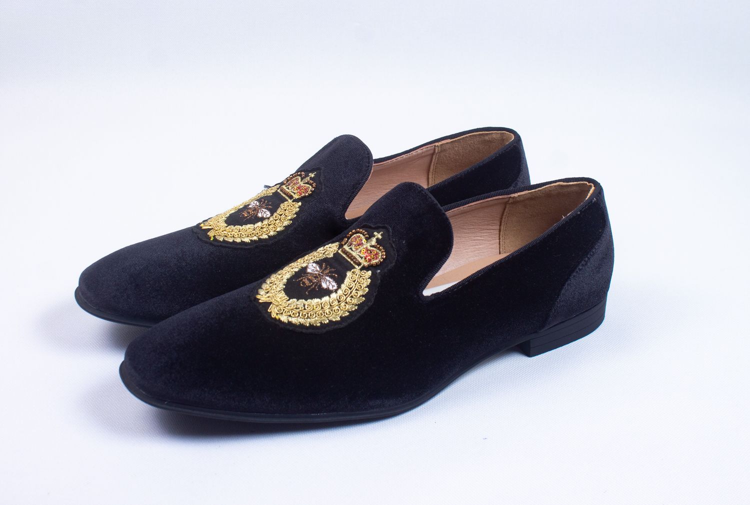 ASOS DESIGN LOAFER IM BLACK VELVET WITH BADGE DETAIL