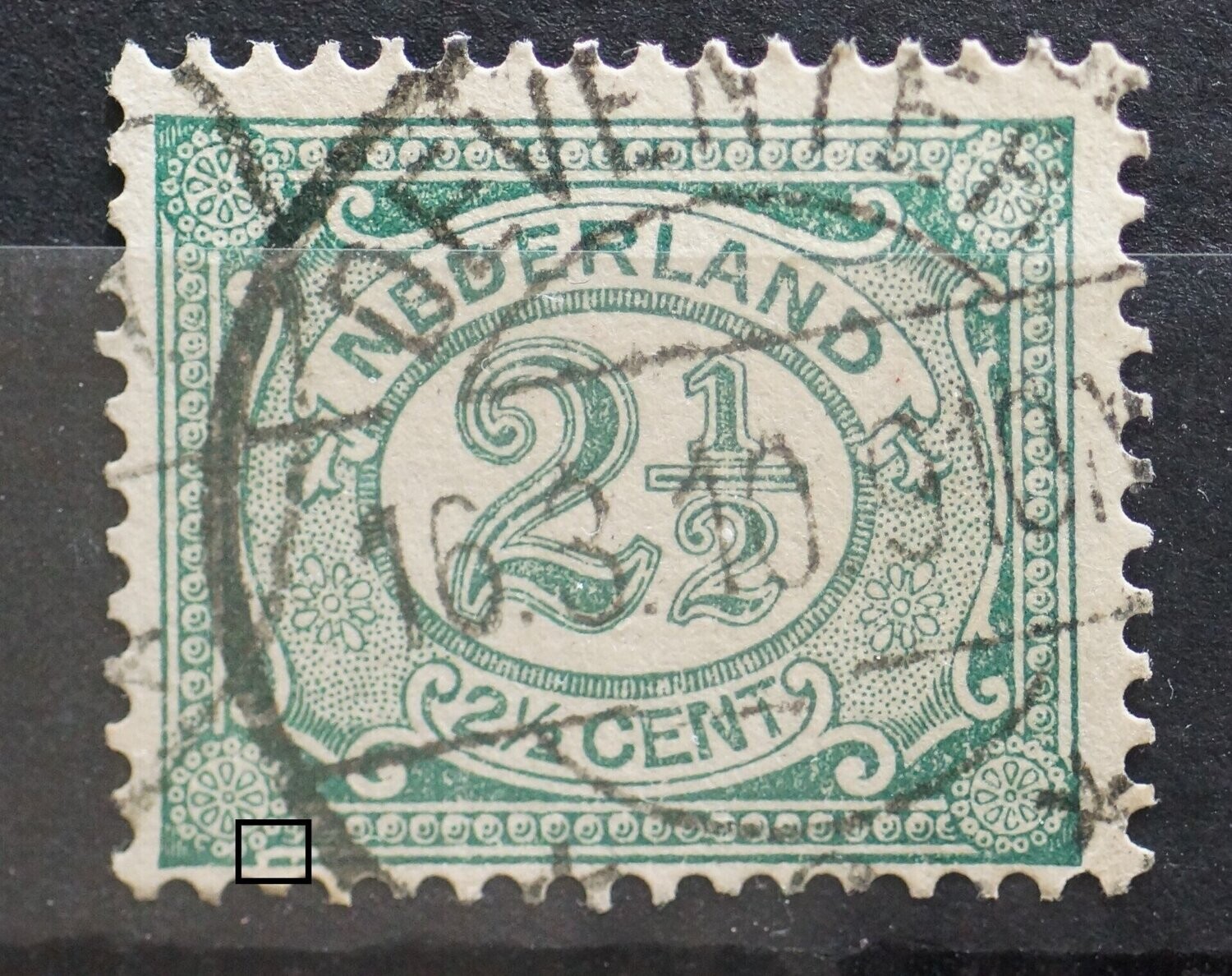 NVPH 55 - beschadiging en groen vlek links onder