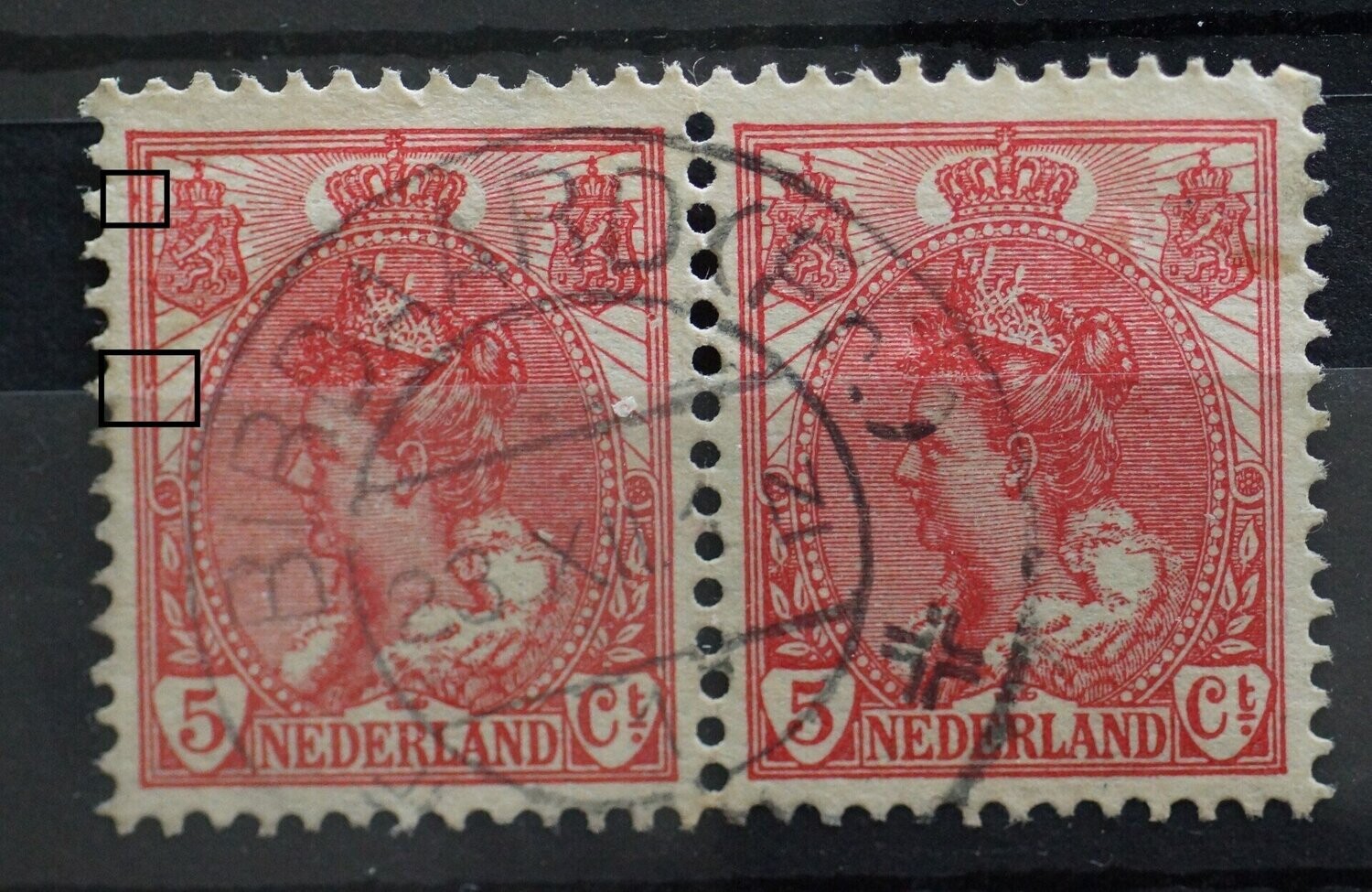 NVPH 60 - linker zegel met o.a. rode stip in witte kring tussen kaderlijnen
