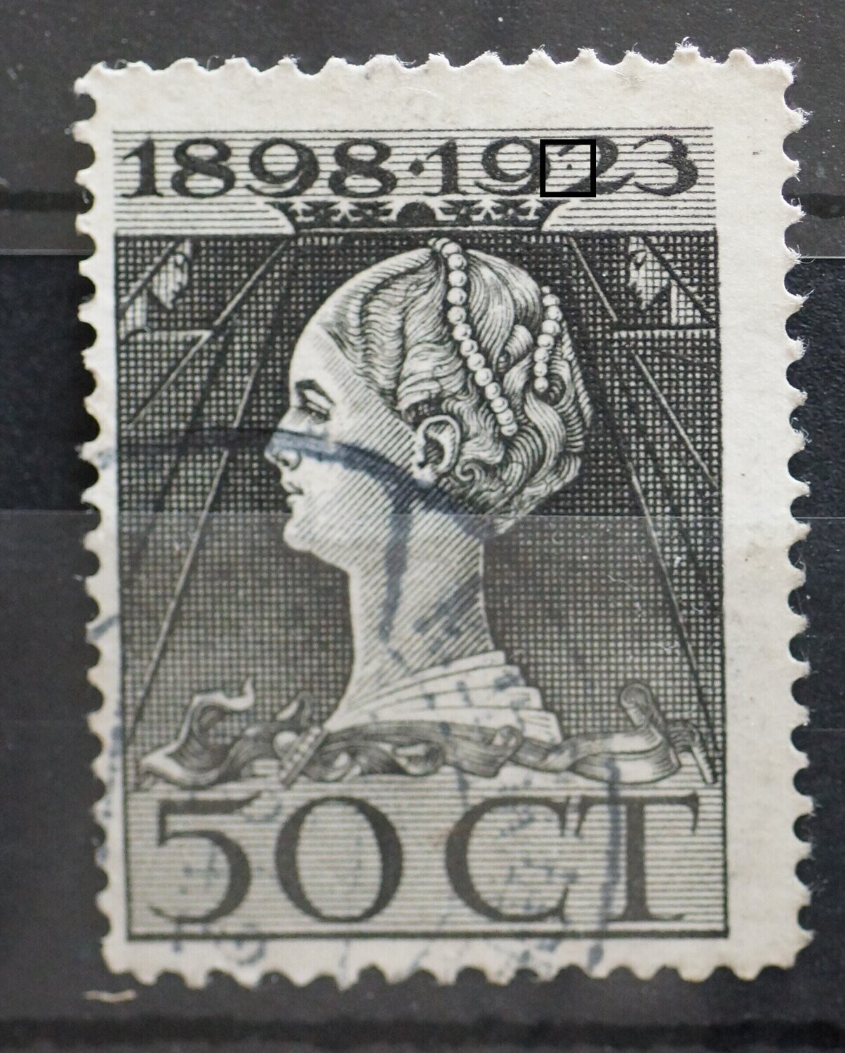 NVPH 128 - zwarte stip tussen 9 en 2 van 1923