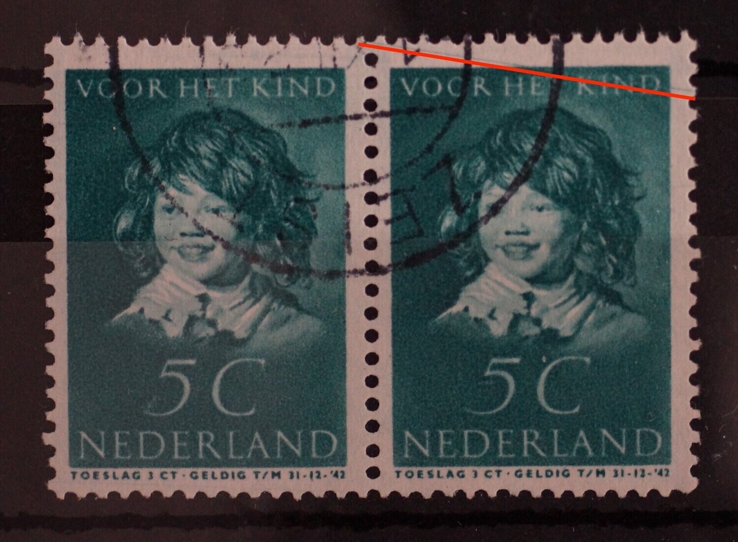 NVPH 303 - graveerkras/rakelstreep bovenzijde rechter zegel