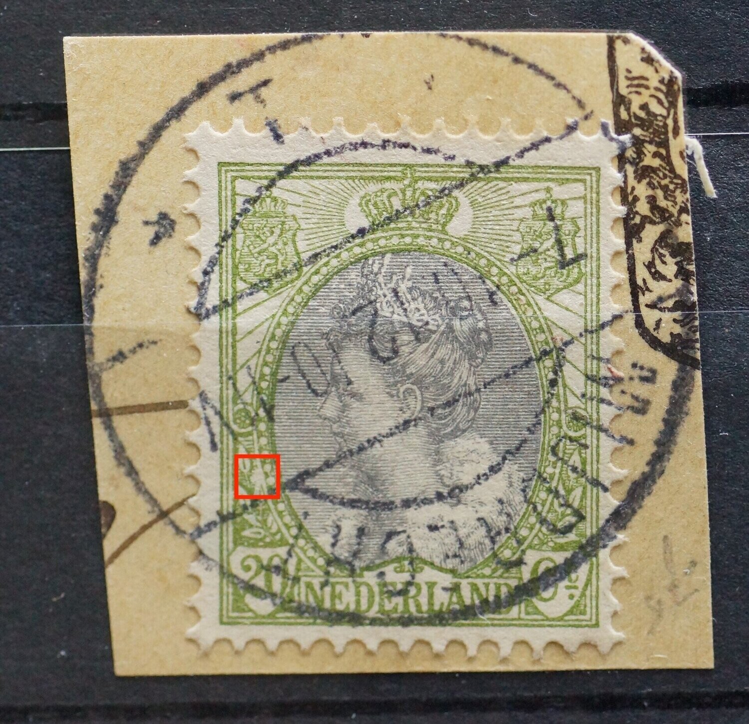 NVPH 69 - witte vlek in de vorm van een pijltje onder linker rozet