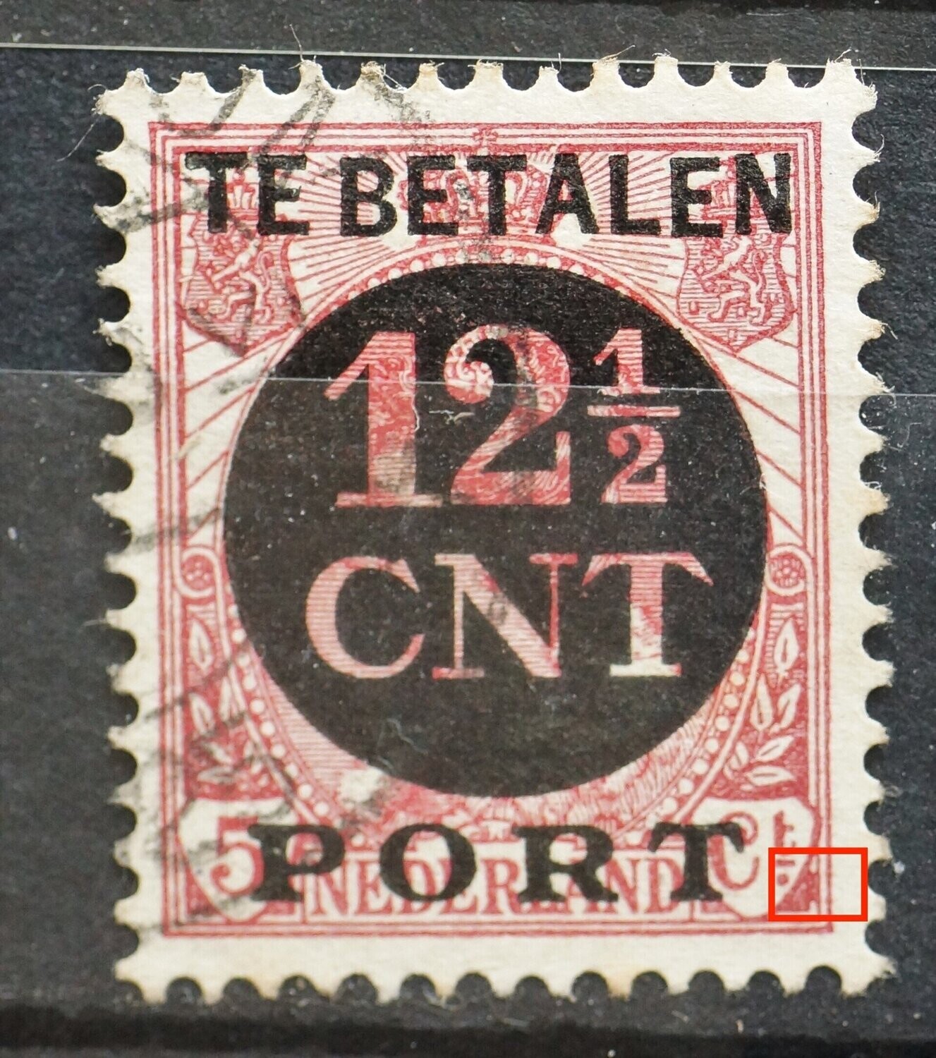 NVPH P68 - rode vlek, rechts naast Ct.