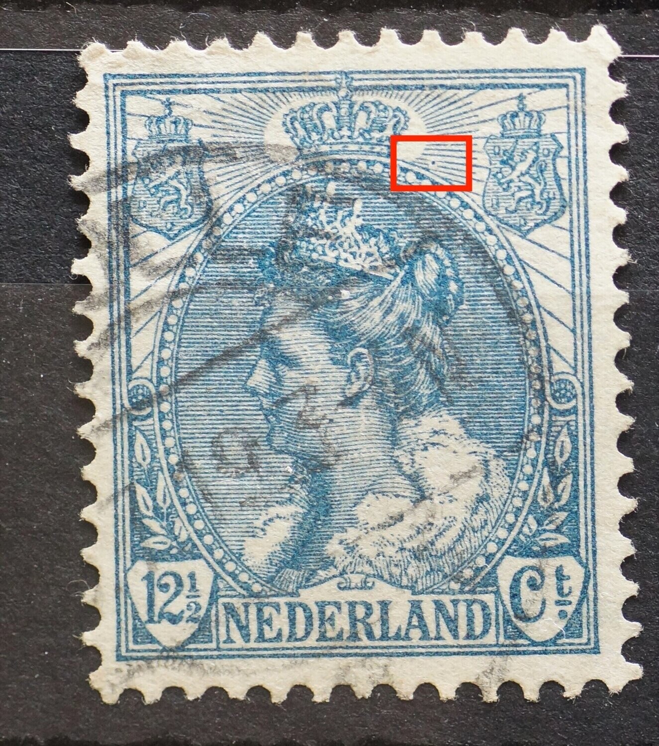 NVPH 63 - blauwe stip in arcering, rechts van kroon
