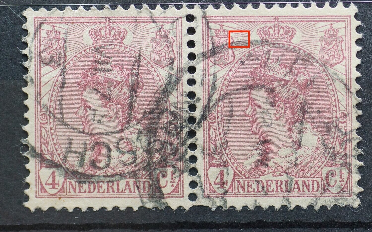 NVPH 58 (paar) - beschadiging in de stralen, links van de kroon (rechter zegel)