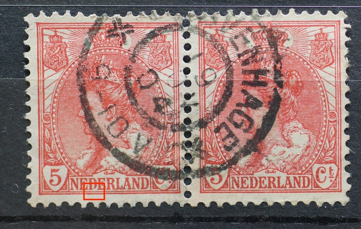 NVPH 60 (paar) - breuk in eerste D van NEDERLAND (linker zegel)