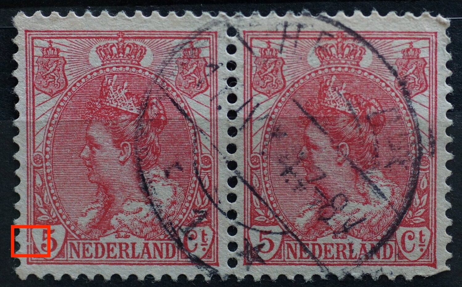 NVPH 60 (paar) - breuk in kaderlijn links van de 5 (linker zegel)