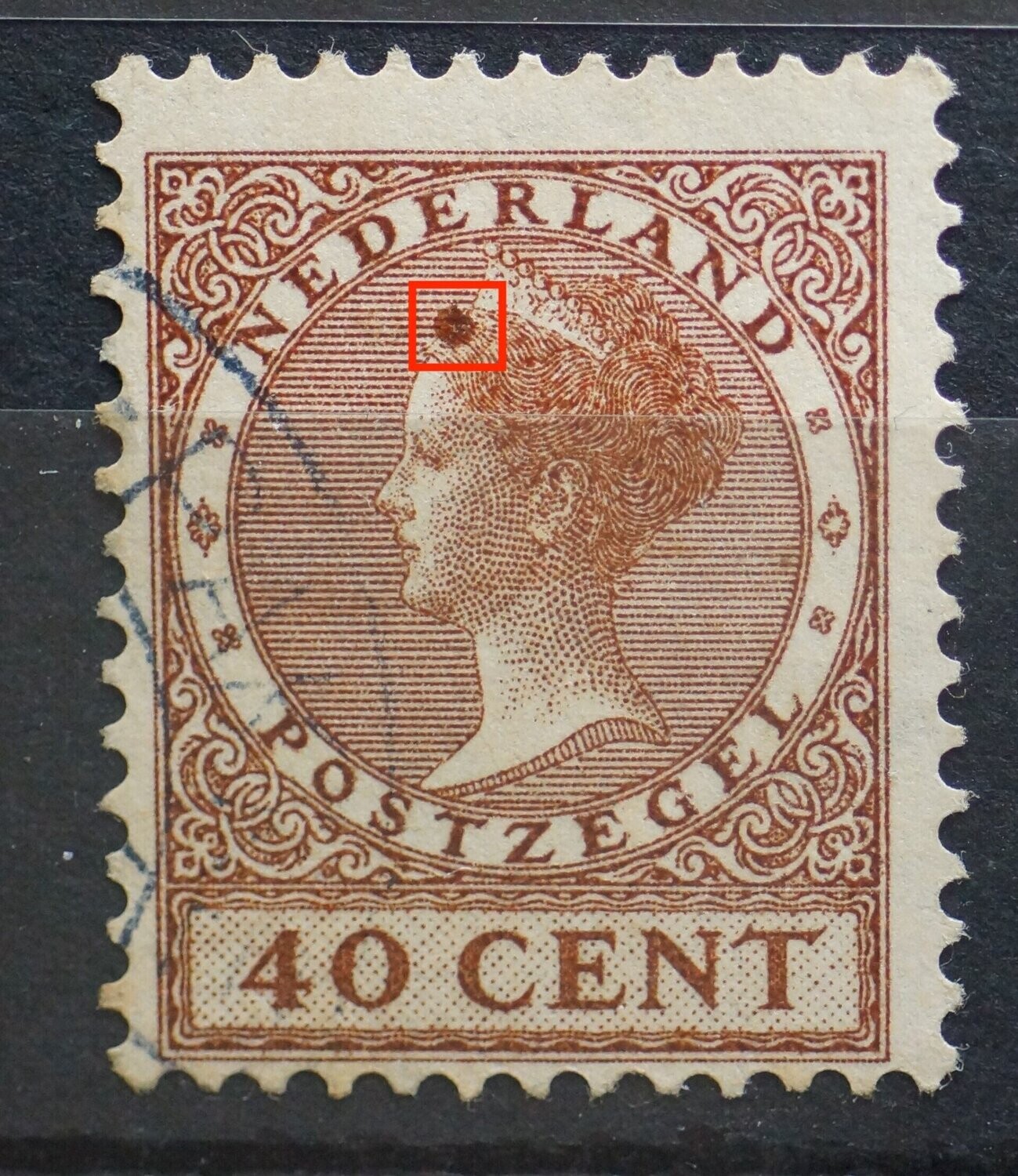 NVPH 196 - bruine vlek boven het voorhoofd