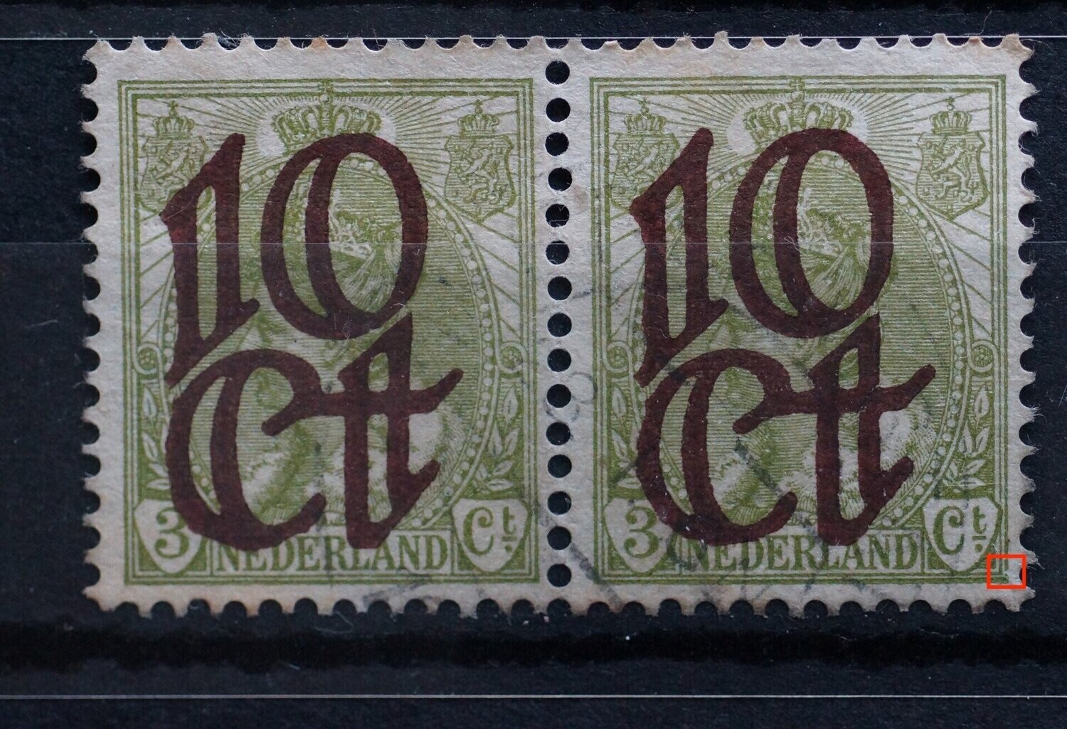 NVPH 116 (paar) - breuk in kaderlijn achter Ct. (rechter zegel)