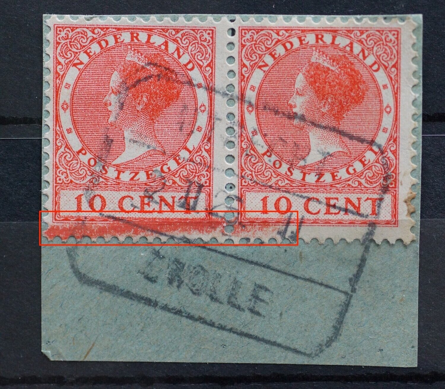 NVPH 153 (paar) - grote kleurveeg onder beide zegels.