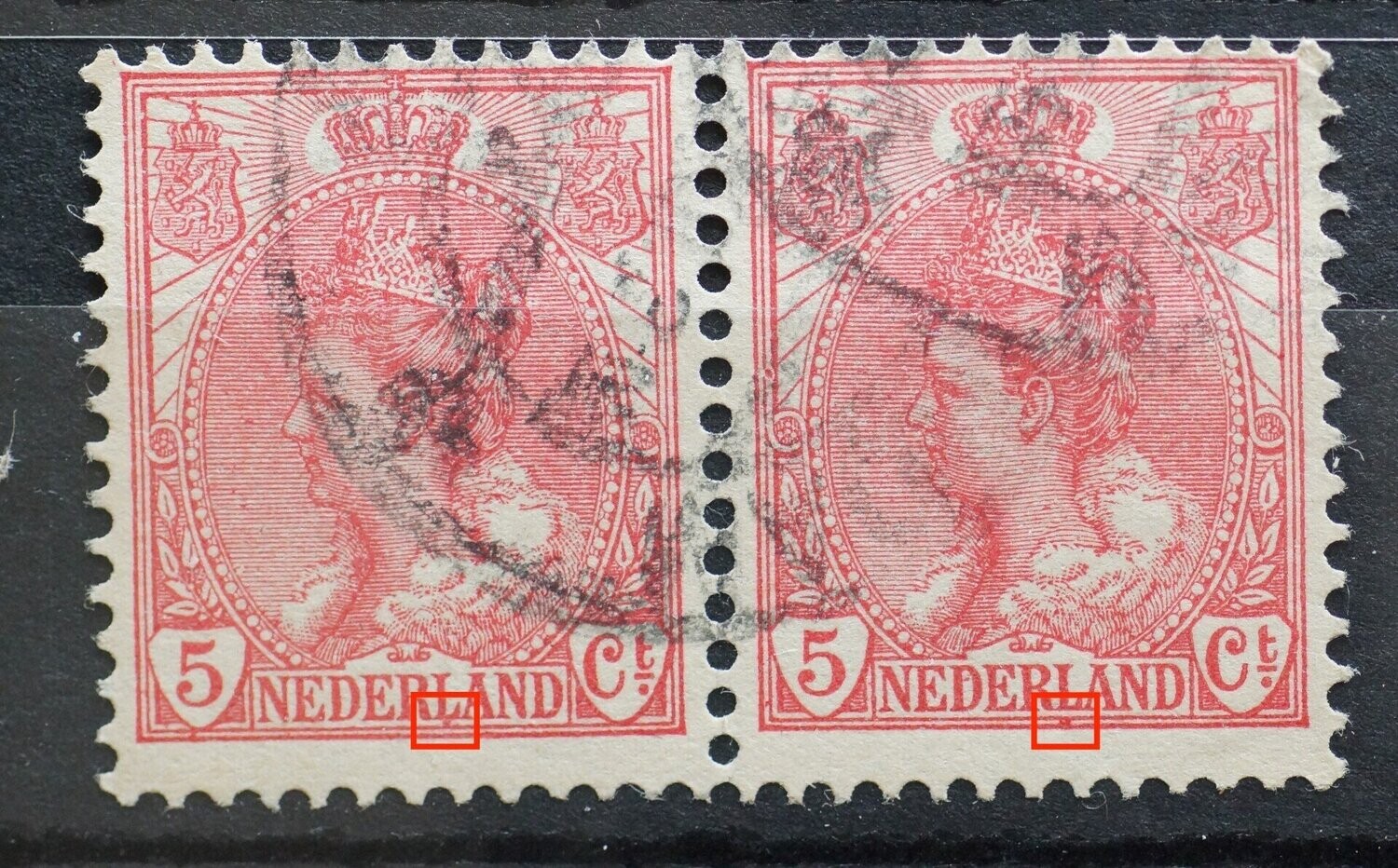NVPH 60 (paar) - rode stip onder de L van NEDERLAND (beide zegels, op een iets andere plek)