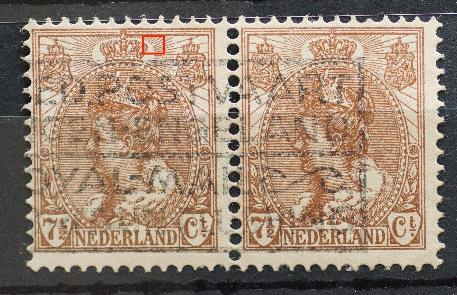 NVPH 61  (paar) - kortere straal naast rechter wapenschild (linker zegel)