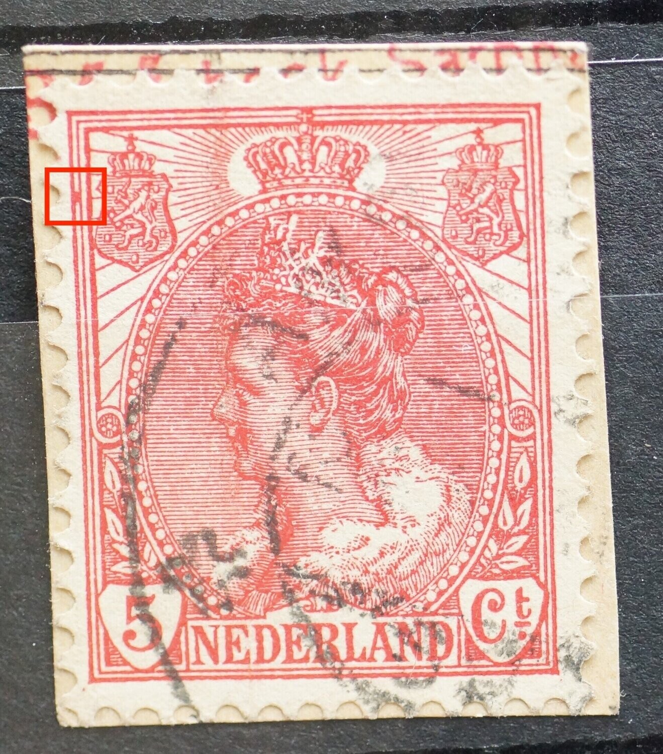NVPH 60 - rode vlek tussen kaderlijnen links van linker wapenschild