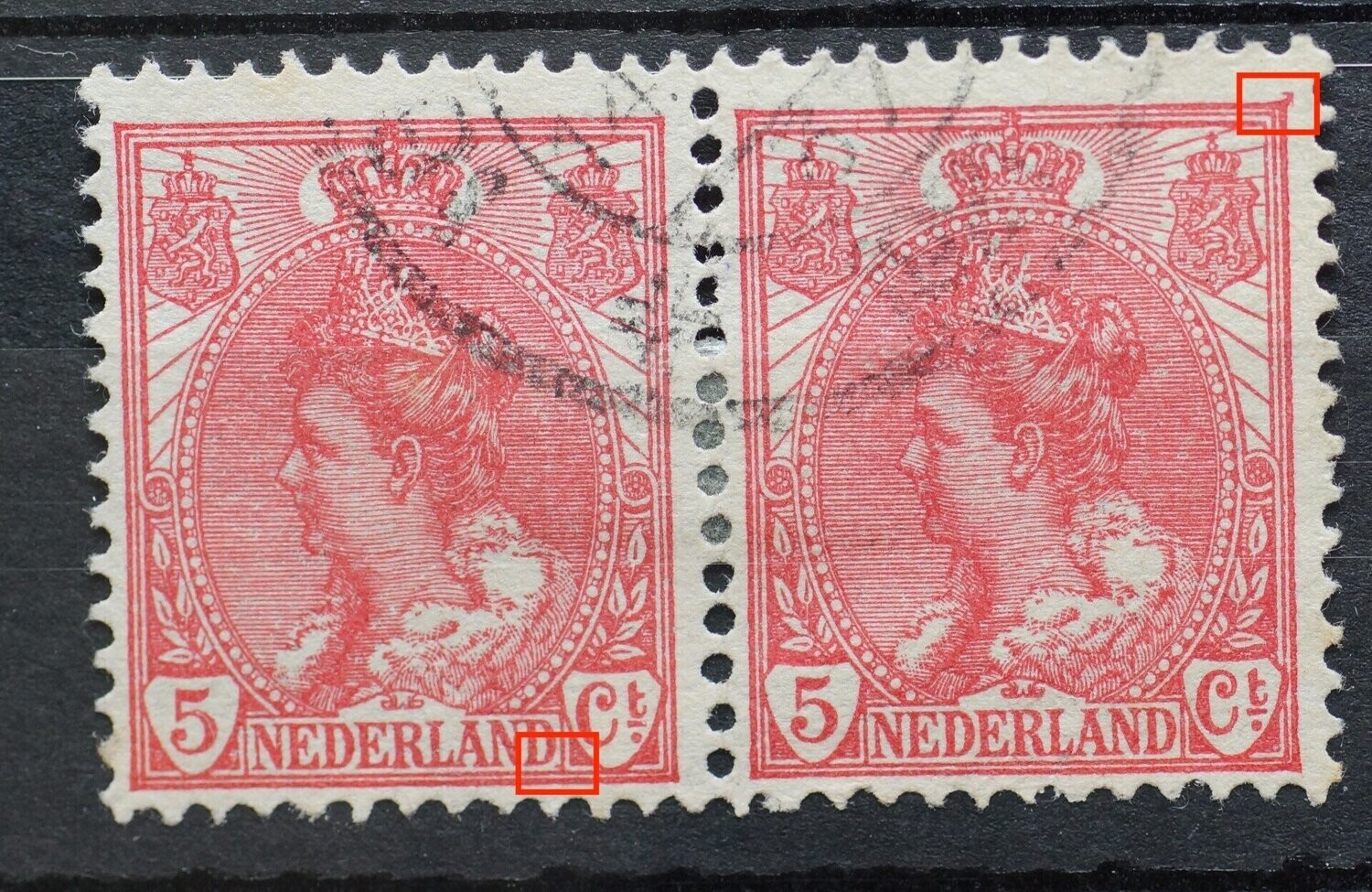 NVPH 60 (paar) - rood stipje achter NEDERLAND (linker zegel), extra "pijltje" in rechter bovenhoek (rechter zegel)