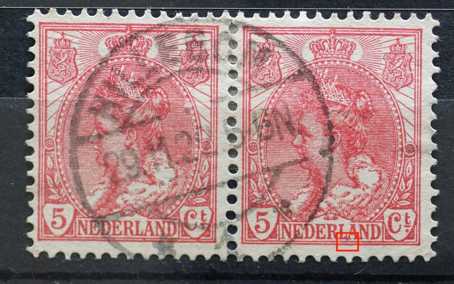 NVPH 60 (paar) - o.a. rode stip onder LA van NEDERLAND (rechter zegel)