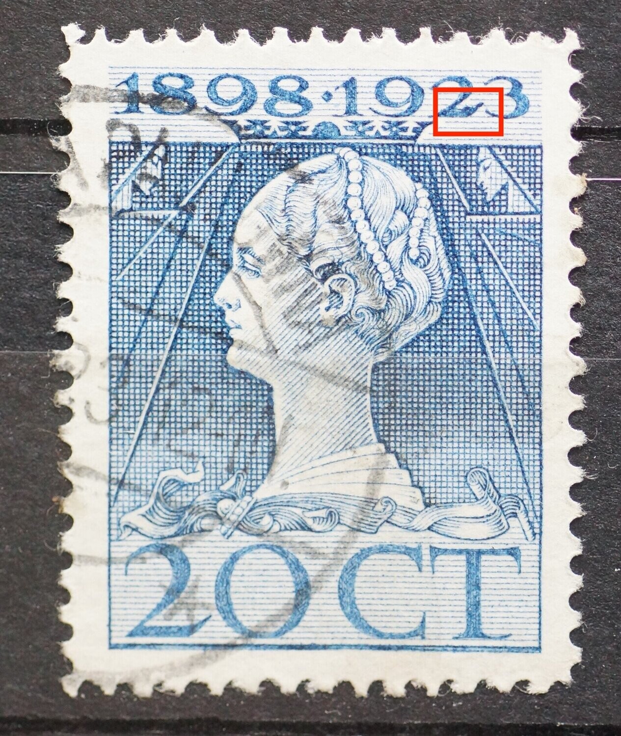 NVPH 125 -  blauwe stip op de voet van de 2 van 1923