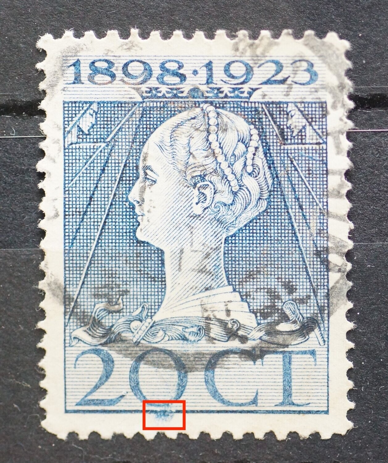 NVPH 125 -  blauwe inktveeg onder en door de 0 van 20