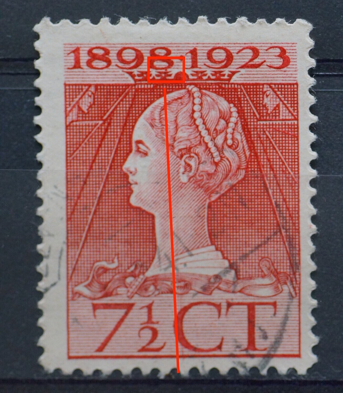 NVPH 123 - rode stip onder tweede 8 van 1898 en verticale graveerkras