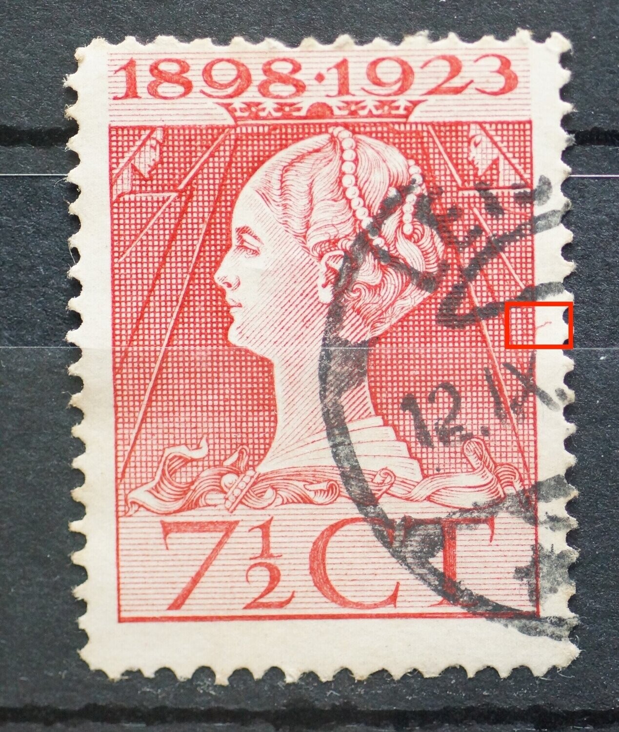 NVPH 123 - rode kras buiten het zegelbeeld, rechts