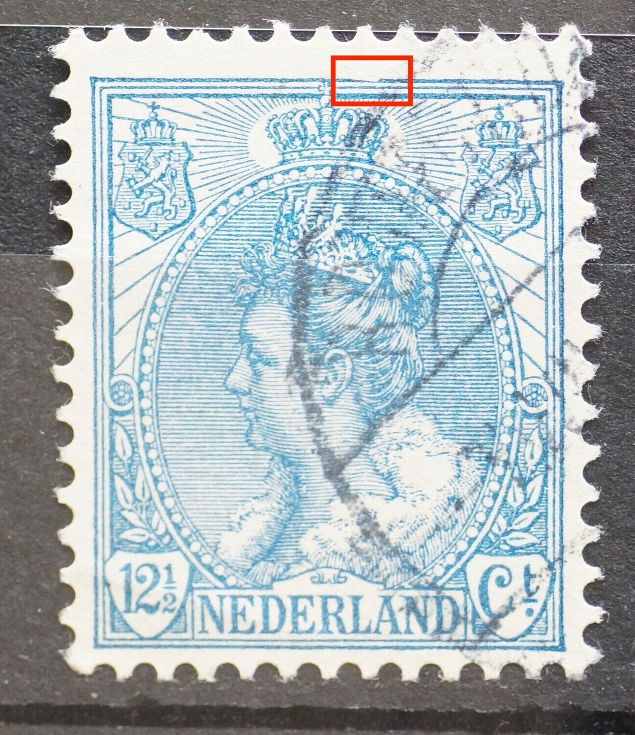 NVPH 63 - "deuk" in kaderlijn, rechts van kroon