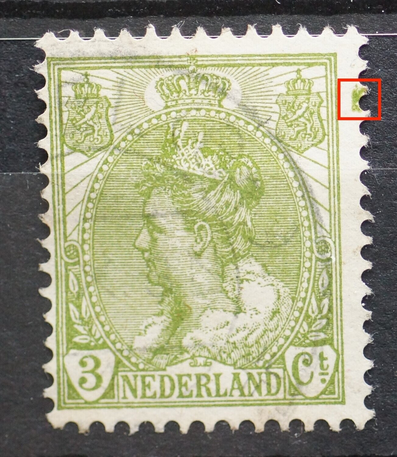 NVPH 57 - grote groene vlek naast rechter wapenschild, buiten zegelbeeld