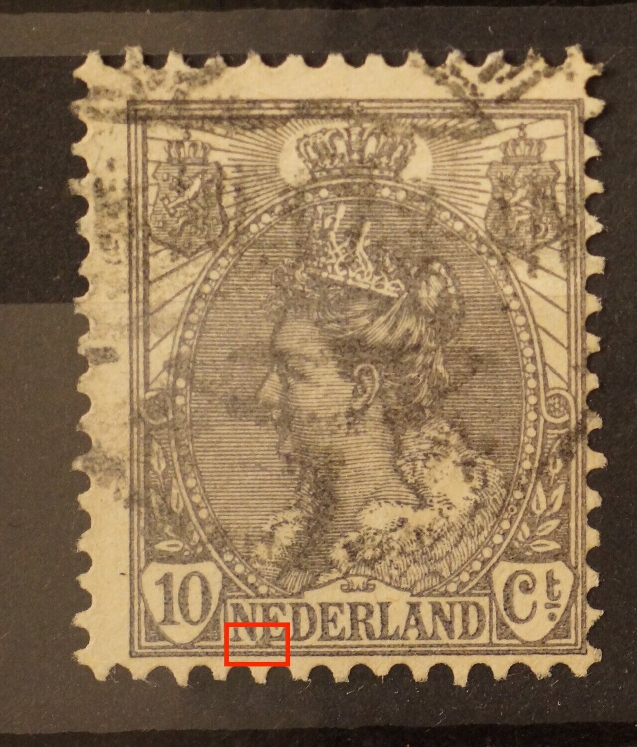 NVPH 62 - grote grijze vlek onderaan de eerste E van NEDERLAND