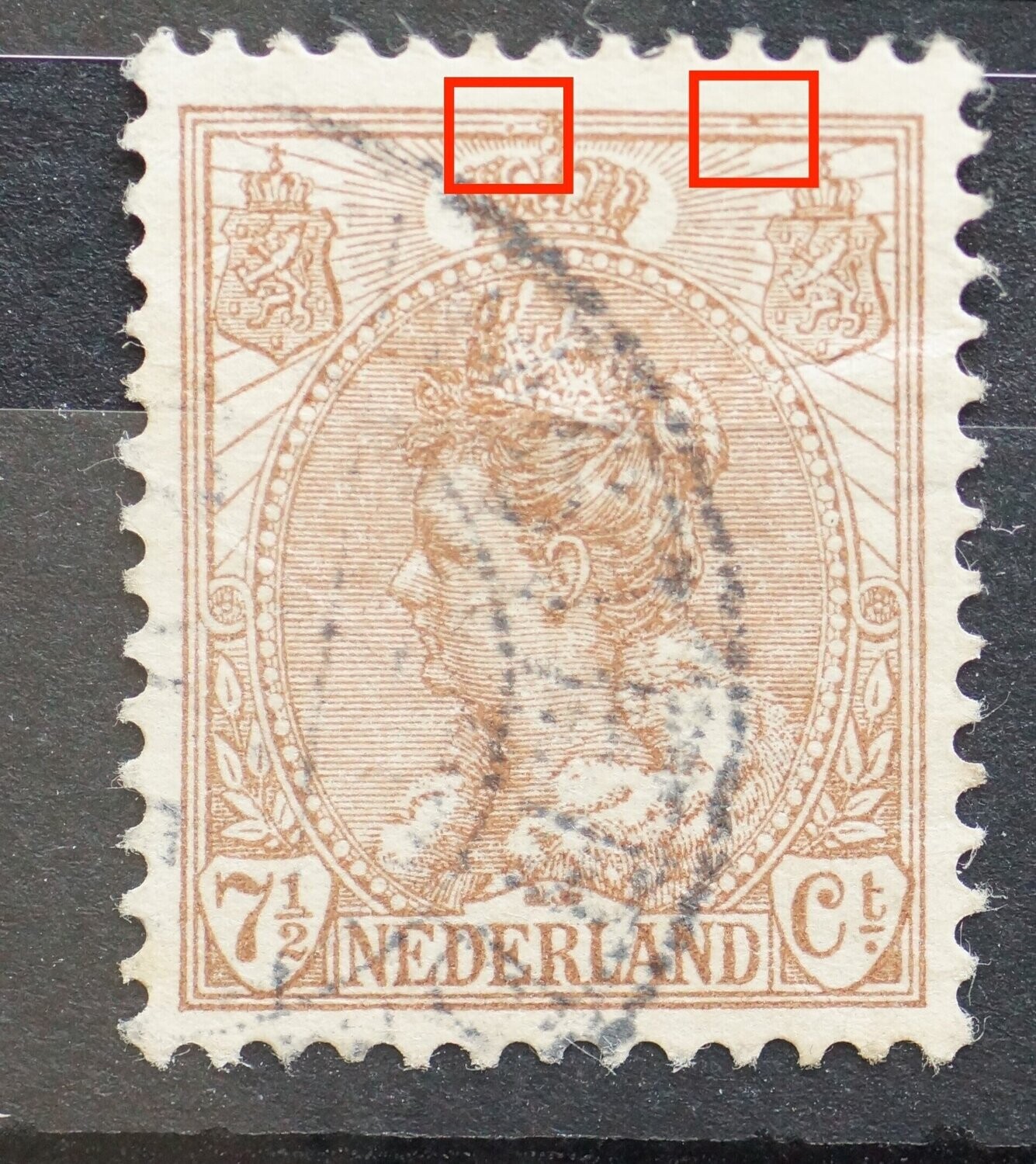 NVPH 61 - punt tussen kaderlijnen links van kroon en bruine vlek rechts van kroon