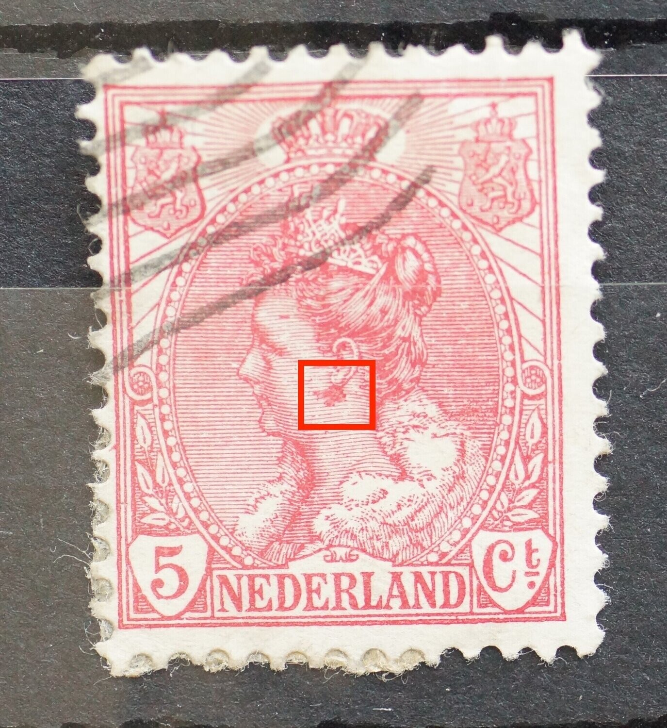 NVPH 60 - grote rode vlek onder oor