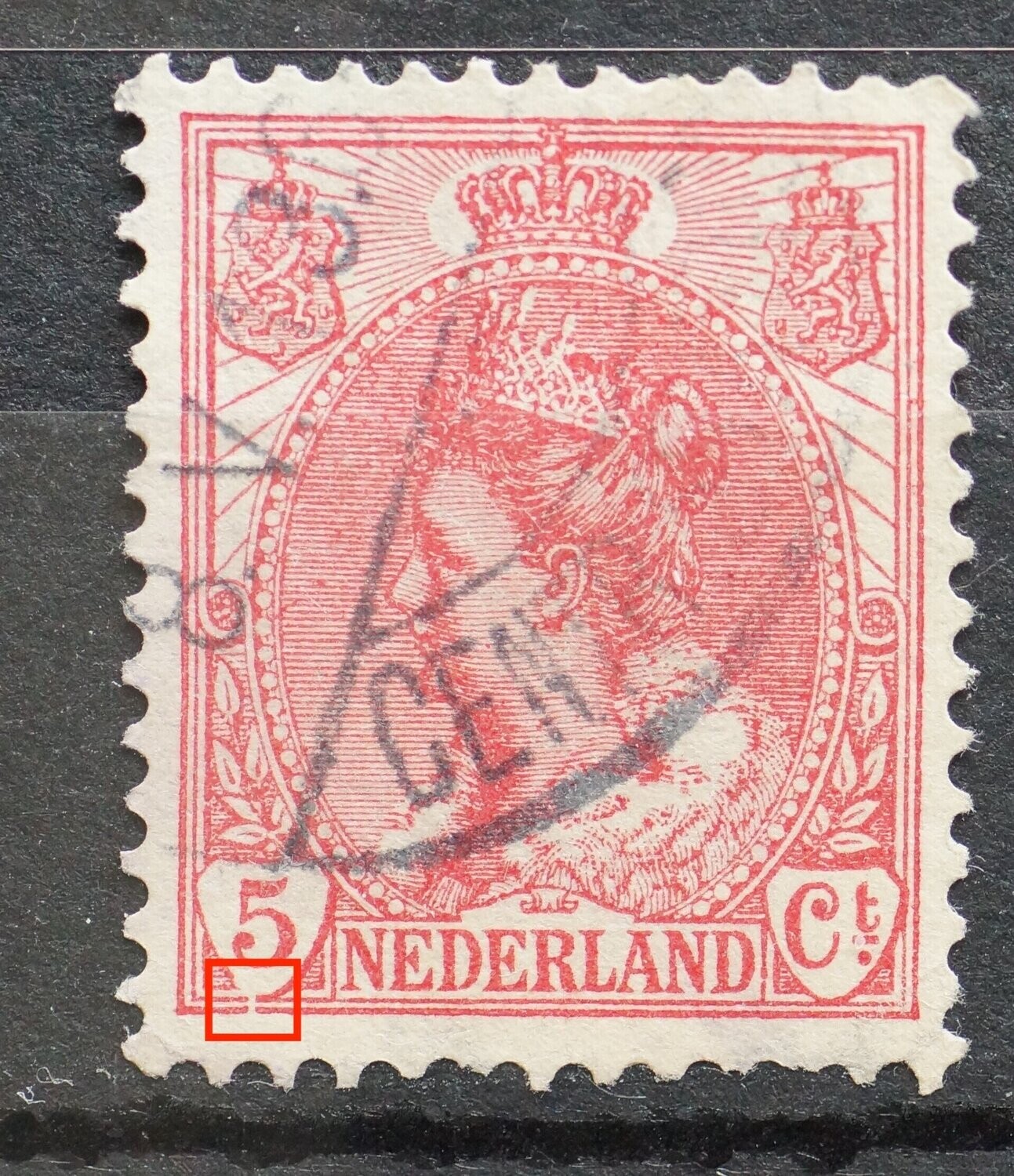 NVPH 60 - breuk in schild van de 5 en de kaderlijnen daaronder