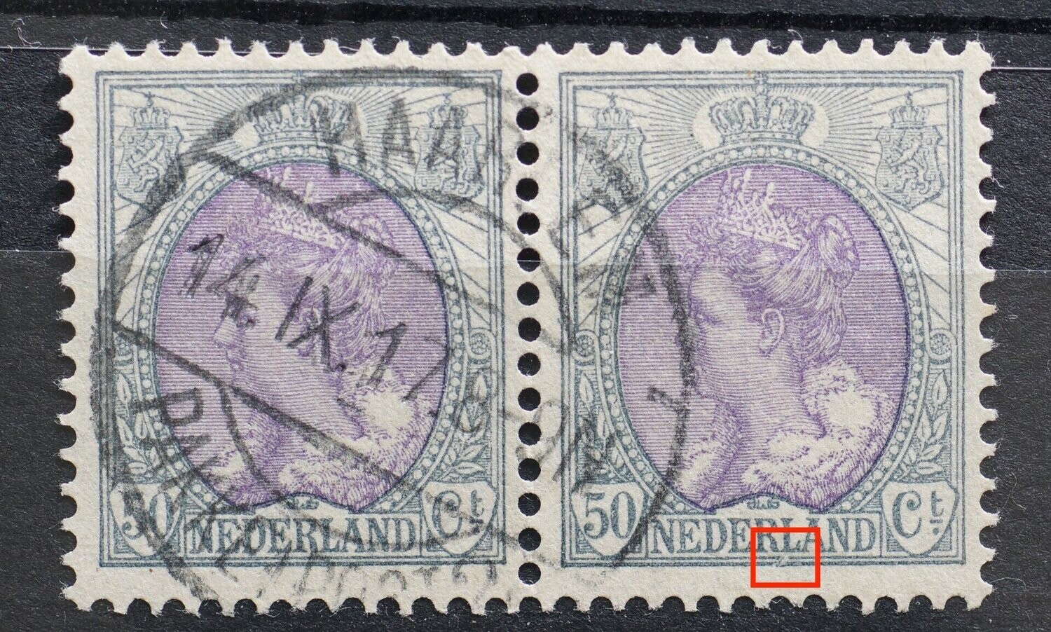 NVPH 75 (paar) - beschadigde kaderlijn onder de L van NEDERLAND (rechter zegel)