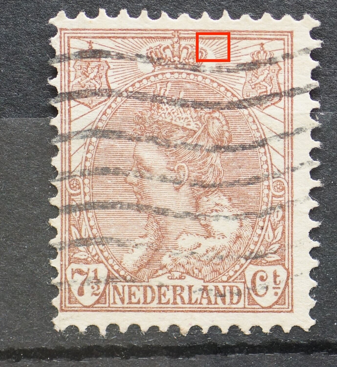 NVPH 61 - ontbrekend deel straal rechts van kroon