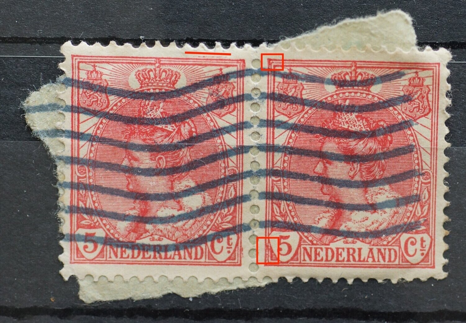 NVPH 60 - o.a. streep boven zegelbeeld linker zegel en rode vlek in linker bovenhoek rechter zegel