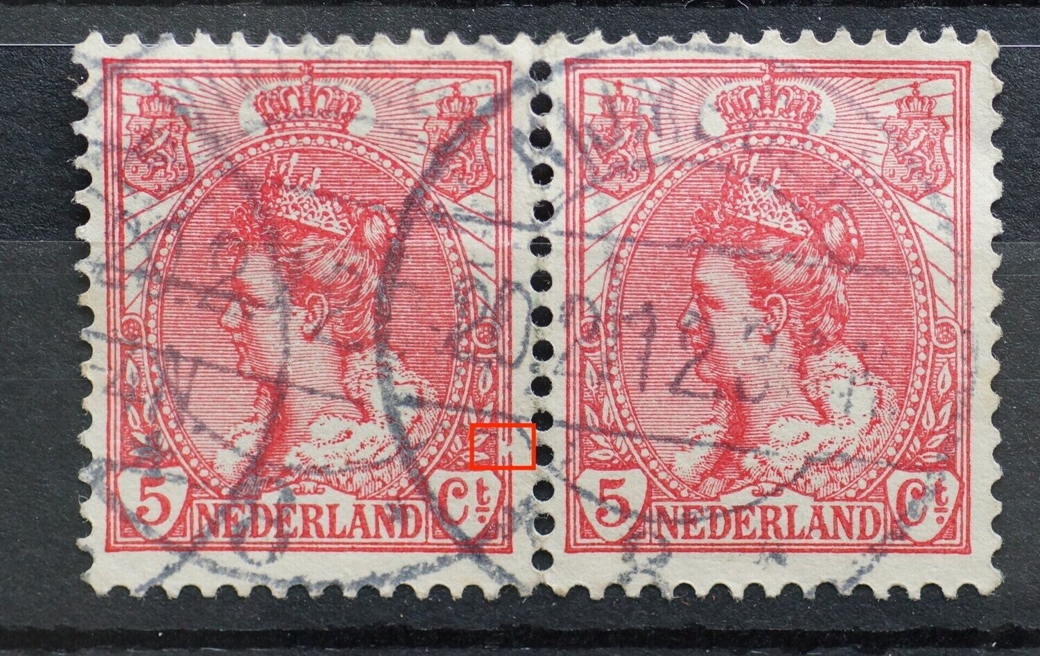 NVPH 60 (paar) - witte vlek in kaderlijnen rechts (linker zegel)
