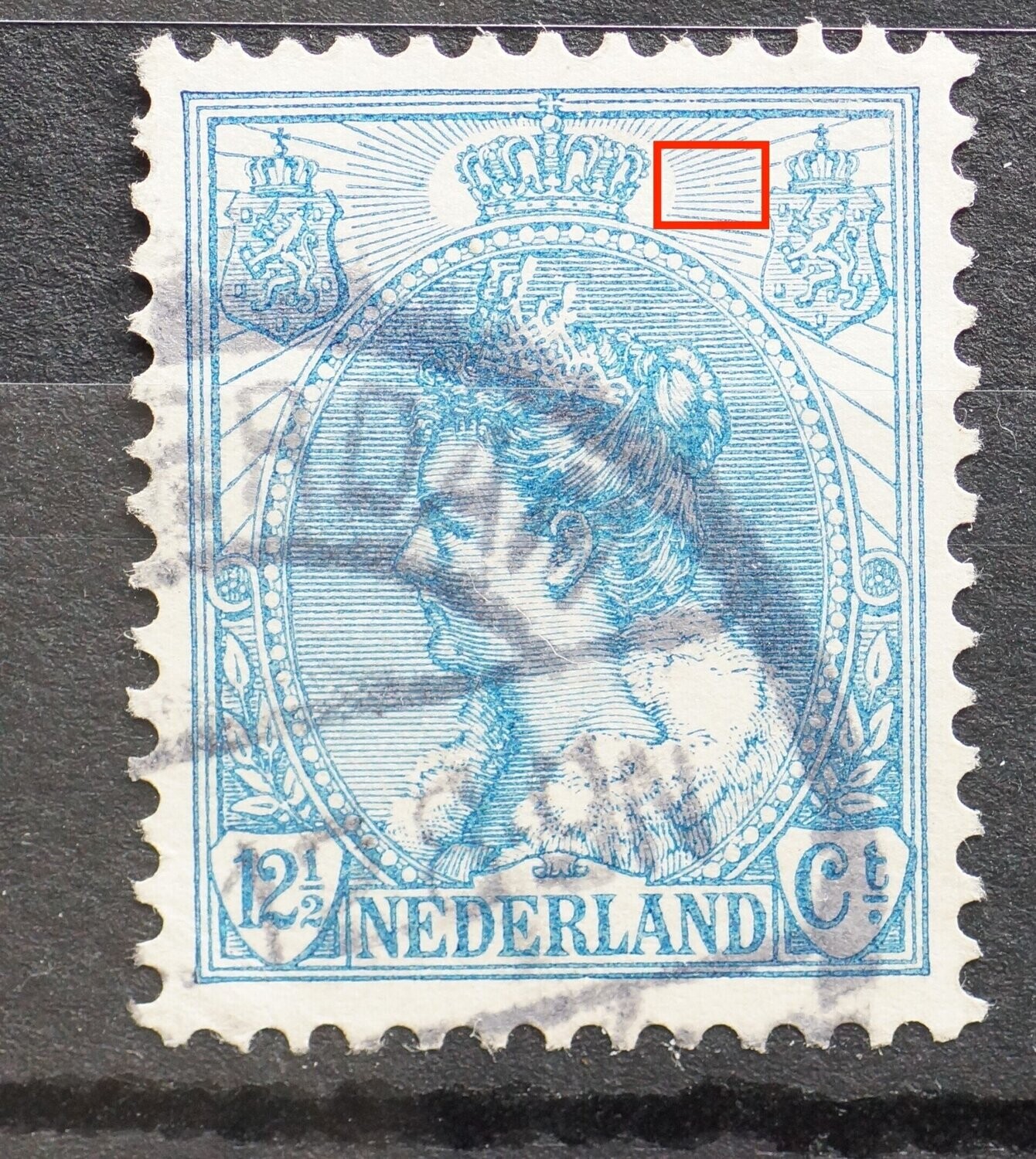 NVPH 63 - breukje in straal rechts van kroon