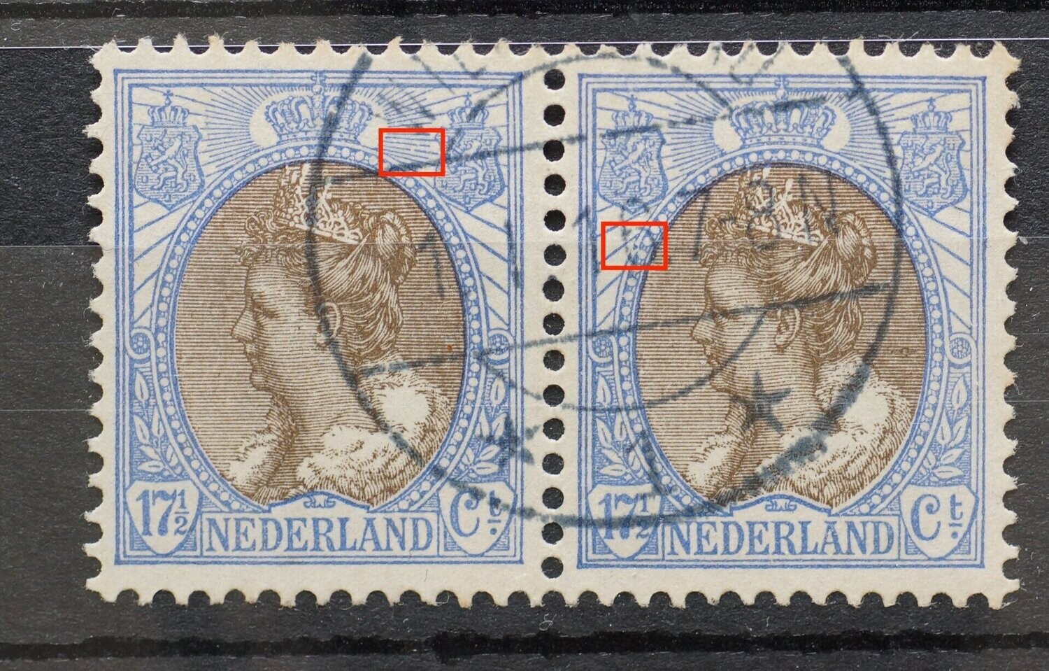 NVPH 67 (paar) - breuk in straal naast rechter wapenschild (linker zegel), blauwe punt in rand medaillon (rechter zegel)