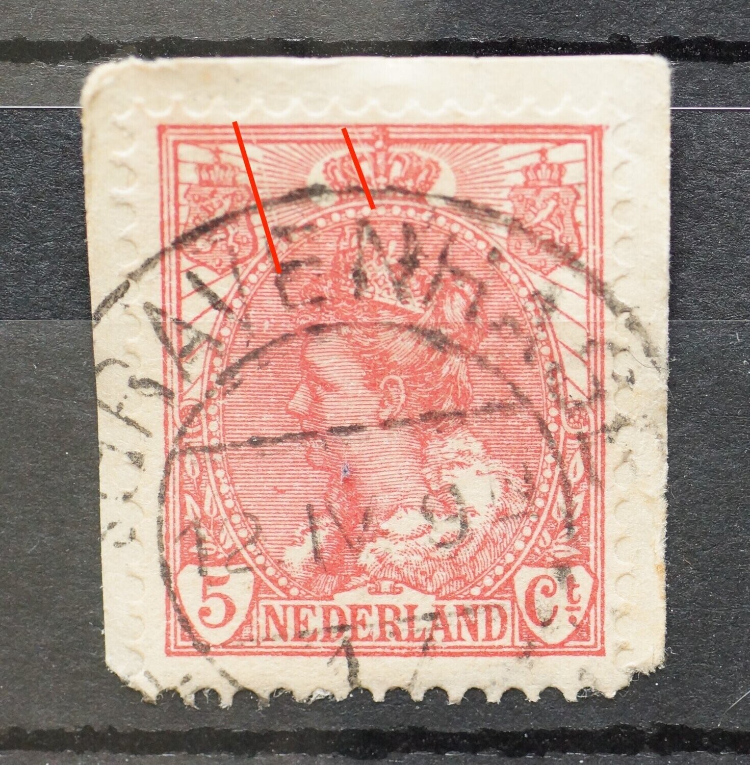 NVPH 60 - twee witte (graveer)krassen bovenin het zegelbeeld