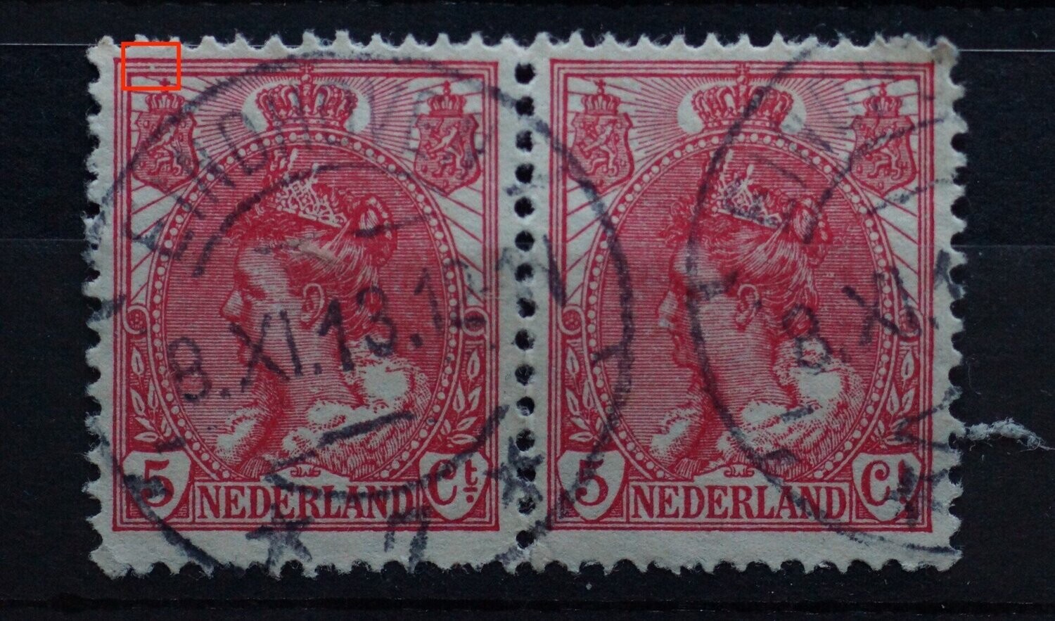 NVPH 60 (paar) - breuk in kaderlijn boven, links (linker zegel)