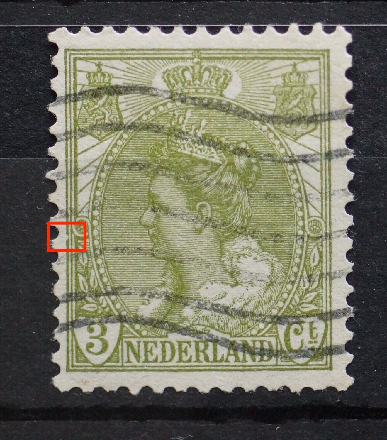 NVPH 57 - hapje uit kaderlijn naast linker rozet