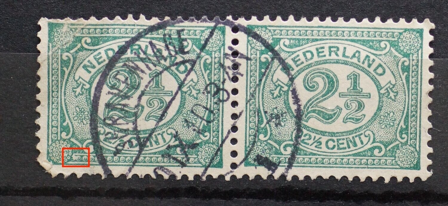 NVPH 55 (paar) - witte vlek in parelrand links (linker zegel)