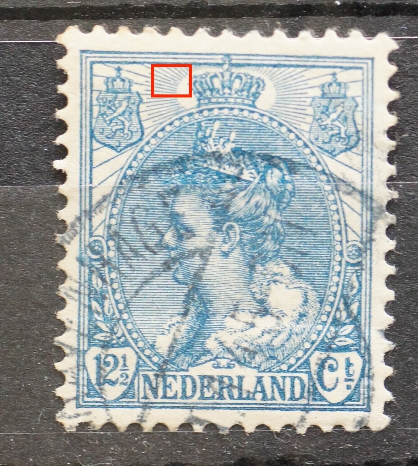 NVPH 63 - breukje in straal links van kroon